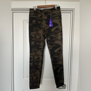 Women’s size 10 New York & Company camo jean leggings.